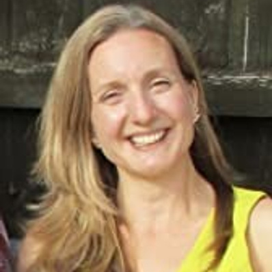 Dr Lara Alcock