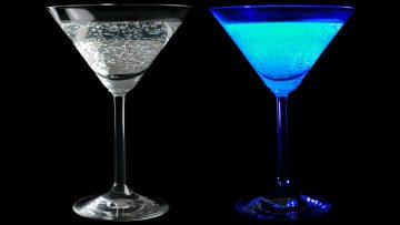 Tonic_water_fluorescing