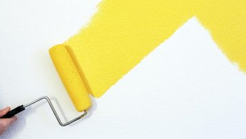 Painting a wall © Mariusz Blach | Dreamstime